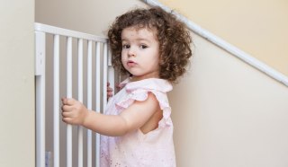 BRAMKA BARIERKA ZABEZPIECZAJĄCA 74-132 CM NA SCHODY I DRZWI STAL DODATKOWE PANELE BIAŁA ECOTOYS