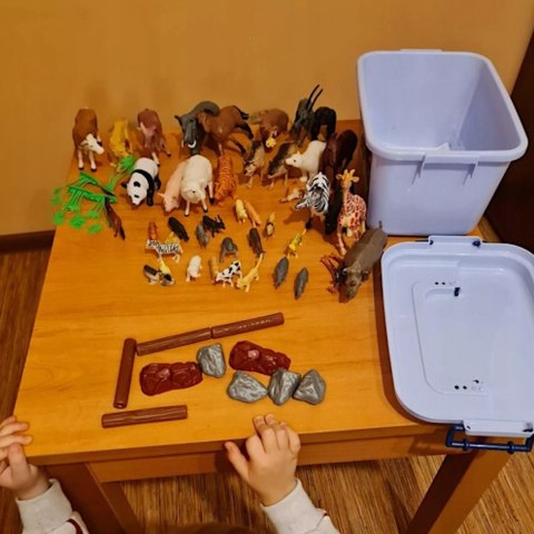 Zestaw figurek zwierząt 48 szt. farma zwierzęta dzikie safari w kuferku