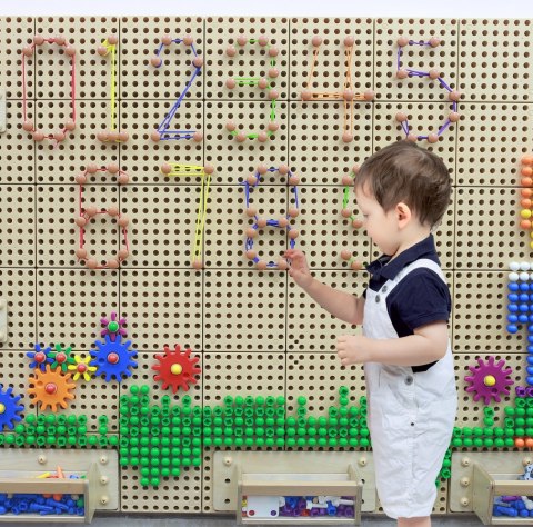 MASTERKIDZ Drewniana Tablica STEM Wolnostojąca XXL w Kształcie Domu + Akcesoria